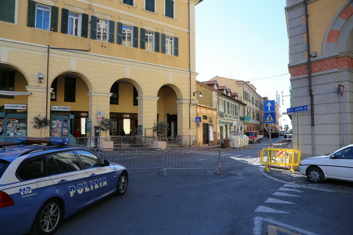 Imperia: forte vento di stanotte, caduti vasi in via Belgrano, chiusa al traffico. Tegole in strada in piazza Rossini