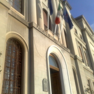 Imperia: colla stanotte nella serratura del portone d'ingresso in Comune, scherzo o atto di vandalismo?