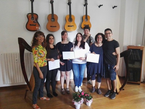 Dopo il primo Master in Arpaterapia in Italia, l'imperiese Claudia Murachelli è la prima arpaterapeuta della Liguria