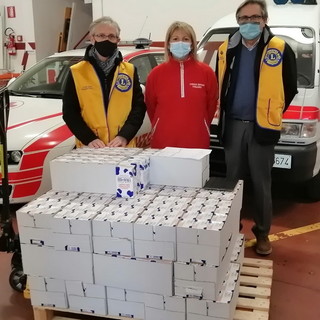 Il Lions Club Imperia Host vicino a chi ha bisogno: donati 400 litri di latte consegnati alla Croce Rossa