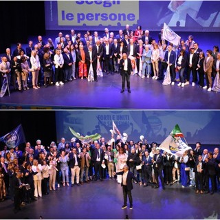 I due candidati sindaco con le loro liste sul palco dell'Ariston I due candidati sindaco con le loro liste sul palco dell'Ariston