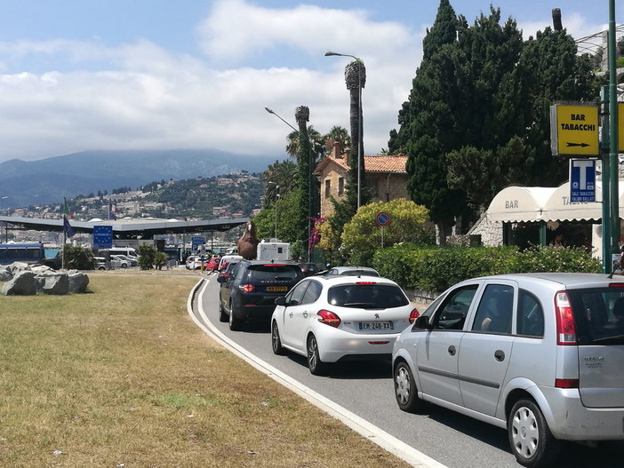 Ventimiglia: aiuola di Ponte San Ludovico nel degrado da tempo, Scullino "Mi diano competenze e soldi e ci pensiamo noi"