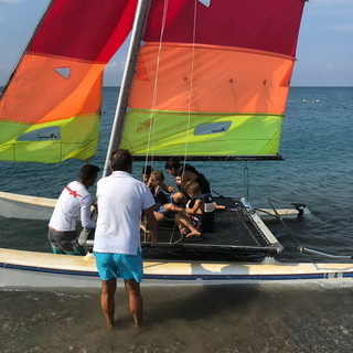 Vallecrosia: iniziativa per i giovani clienti dello stabilimento 'La Polena', un giro in catamarano (Foto) Vallecrosia: iniziativa per i giovani clienti dello stabilimento 'La Polena', un giro in catamarano (Foto)