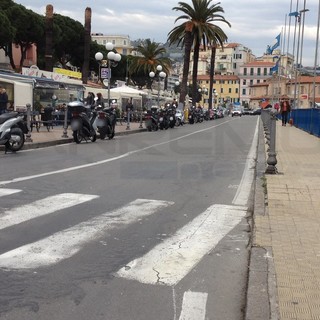Sanremo: primo giorno di chiusura in via Nino Bixio ma davanti ai 'baretti' è sempre parcheggio 'selvaggio'