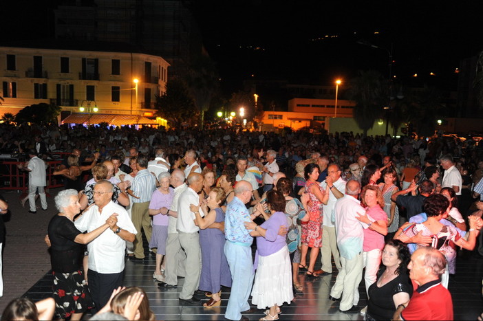 Ventimiglia: grande successo di 'Venti... miglia di liscio'