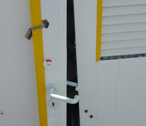 Ospedaletti: Croce Rossa presa di mira, scassinata la cabina con la sedia per i diversamente abili (Foto) Ospedaletti: Croce Rossa presa di mira, scassinata la cabina con la sedia per i diversamente abili (Foto)