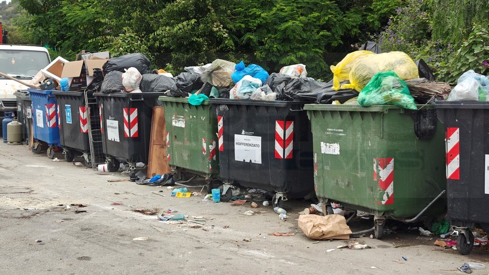 Sanremo, fototrappole e telecamere inchiodano uno svuota cantine: mille euro di multa per i rifiuti a Pian di Poma Sanremo, fototrappole e telecamere inchiodano uno svuota cantine: mille euro di multa per i rifiuti a Pian di Poma