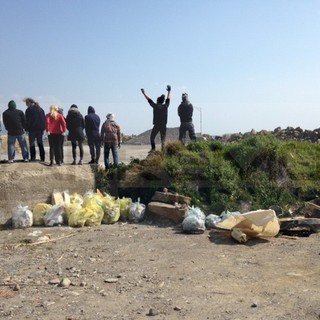 Sanremo: per il quinto anno consecutivo ieri la pulizia del litorale organizzata da 'Clean up Tre Ponti' (Foto)
