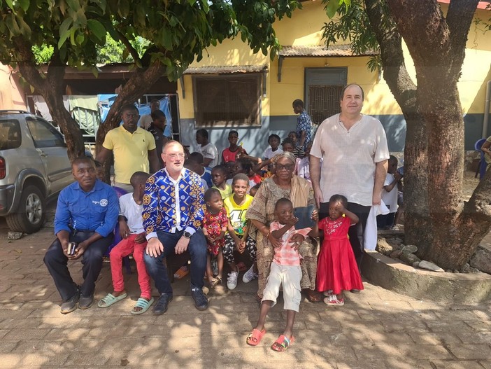La consegna degli aiuti nella giornata di ieri a Conakry La consegna degli aiuti nella giornata di ieri a Conakry