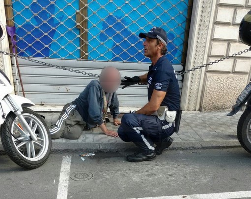 Il clochard soccorso nei giorni scorsi dalla Municipale