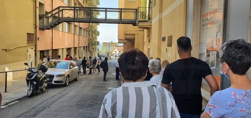 Sanremo: code interminabili all'Agenzia delle Entrate di corso Matuzia, i clienti costretti a lunghe attese (Foto)