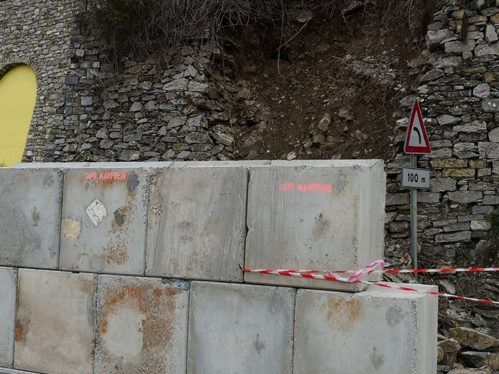 Chiusavecchia: semaforo a senso unico alternato fino a data da destinarsi per il rifacimento di un muro pericolante (Foto)