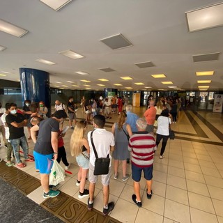 'Open night' per la vaccinazione: anche oggi Sanremo risponde presente, coda un'ora prima dell'inizio (Foto) 'Open night' per la vaccinazione: anche oggi Sanremo risponde presente, coda un'ora prima dell'inizio (Foto)