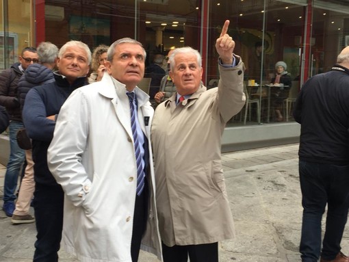 Imperia: sopralluogo dopo il crollo dei ponteggi al Cavour, Scajola "Dobbiamo capire perchè è successo ma riprendiamo i lavori" (Foto e Video) Imperia: sopralluogo dopo il crollo dei ponteggi al Cavour, Scajola "Dobbiamo capire perchè è successo ma riprendiamo i lavori" (Foto e Video)