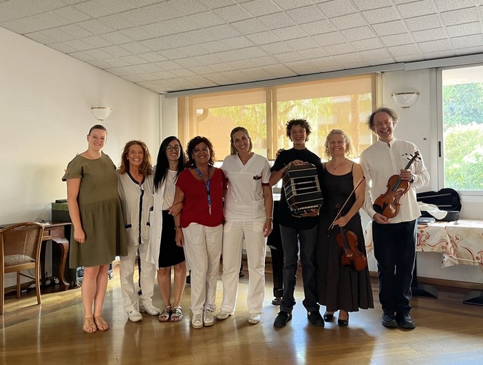 I violini del Duo Antares in concerto alla RSA 'Montale' di Diano Marina I violini del Duo Antares in concerto alla RSA 'Montale' di Diano Marina