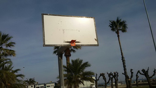 Arma di Taggia: a distanza di tre mesi nuovamente distrutti i canestri del campetto alla Darsena (Foto)