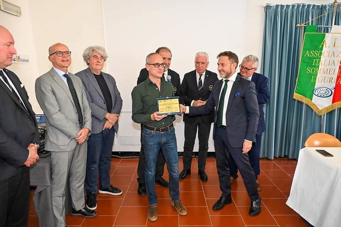 Olio Calvi si aggiudica il primo premio del Concorso Regionale AIS ‘Eccellenze olearie di Liguria’ Olio Calvi si aggiudica il primo premio del Concorso Regionale AIS ‘Eccellenze olearie di Liguria’
