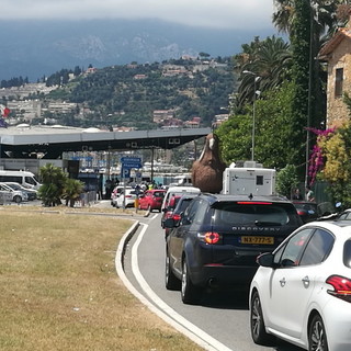Ventimiglia: tra poco il tentativo di 'border crossing' dei 'No Border', intanto al confine code infinite (Foto e Video)