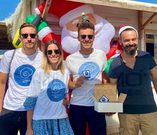 Ventimiglia: i volontari della 'Conchiglia Blu' distribuiscono i portacenere portatili in spiaggia (Foto) Ventimiglia: i volontari della 'Conchiglia Blu' distribuiscono i portacenere portatili in spiaggia (Foto)