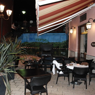 Ventimiglia: crolla un cornicione sul dehor del ristorante Hanbury, due giovani turisti gravemente feriti
