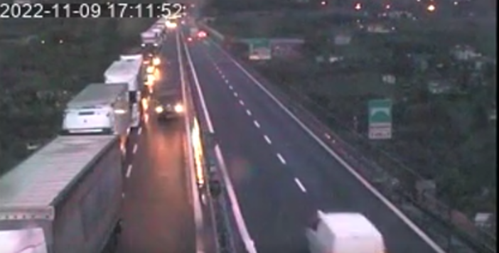 Incidente in autostrada, sull'A10 traffico bloccato tra Sanremo e Ventimiglia (Foto) Incidente in autostrada, sull'A10 traffico bloccato tra Sanremo e Ventimiglia (Foto)