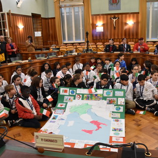 Sanremo: oltre 250 alunni delle Elementari alla cerimonia di consegna del Tricolore e della Costituzione (Foto e Video)