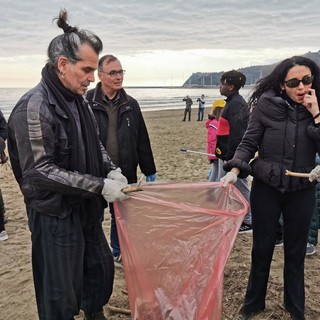 Durante il Festival, Piero Pelù e Legambiente fanno tappa a Sanremo: il ‘Clean beach tour’ il 5 febbraio alla spiaggia di Bussana Durante il Festival, Piero Pelù e Legambiente fanno tappa a Sanremo: il ‘Clean beach tour’ il 5 febbraio alla spiaggia di Bussana