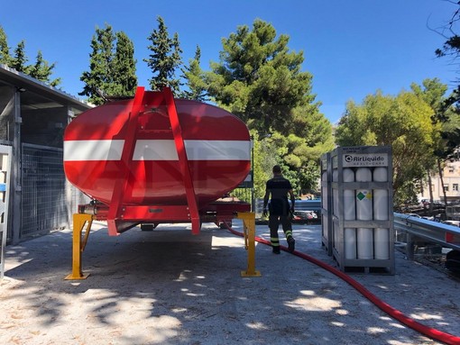 Duro lavoro anche dei Vigili del Fuoco per portare l'acqua con le autobotti: arrivati anche due mezzi da Milano e Genova