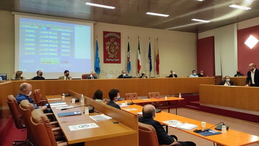 Ventimiglia: passa in Consiglio la revoca della gestione parcheggi e in maggioranza torna la spaccatura