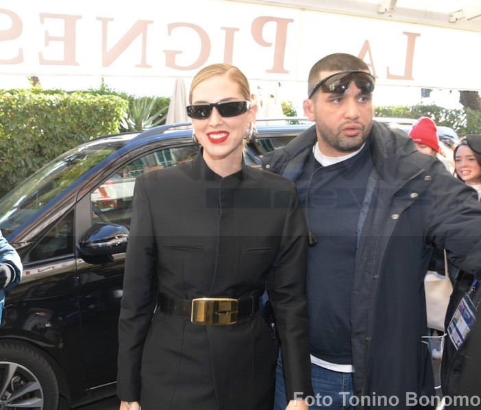 Sanremo: Chiara Ferragni lascia per il pranzo la casa di Cipressa e piomba nella piazza della movida (Foto) Sanremo: Chiara Ferragni lascia per il pranzo la casa di Cipressa e piomba nella piazza della movida (Foto)