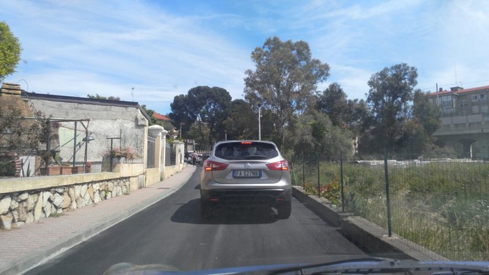 Imperia: lavori di asfaltatura in via IV Novembre, serie di disagi e qualche coda per gli automobilisti