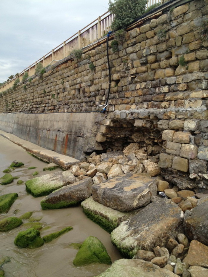 Sanremo: grossa apertura in un muro ai 'Tre Ponti', nuova segnalazione di un lettore Sanremo: grossa apertura in un muro ai 'Tre Ponti', nuova segnalazione di un lettore