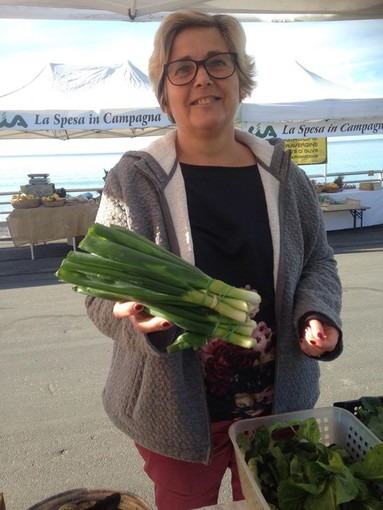 Grande curiosità per la cipolla egiziana ligure in vendita al mercato di Bordighera (foto) Grande curiosità per la cipolla egiziana ligure in vendita al mercato di Bordighera (foto)
