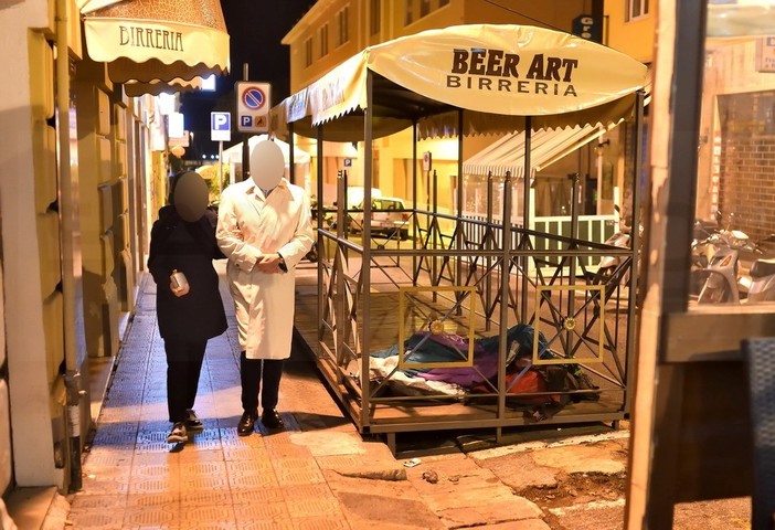 Sanremo: clochard trascorre la notte nel sacco a pelo 'occupando' il dehor di un bar in via Gioberti (Foto)