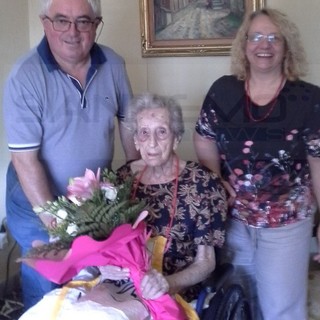 Vallecrosia: 102 anni, un mazzo di fiori e gli auguri del Sindaco per l'ultracentenaria Rosalia Begliatti Vallecrosia: 102 anni, un mazzo di fiori e gli auguri del Sindaco per l'ultracentenaria Rosalia Begliatti