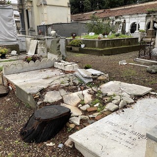 Le immagini dal cimitero della Foce