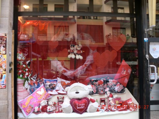 Sanremo: le belle vetrine a tema Festivaliero e di San Valentino, del Civ di via Agosti