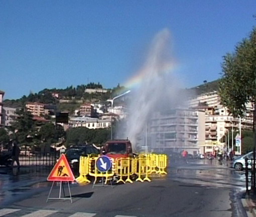 Imperia: esplode una tubatura dell'acqua. Geyser alto più di dieci metri Imperia: esplode una tubatura dell'acqua. Geyser alto più di dieci metri