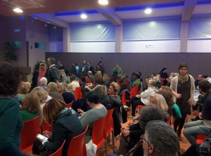 Diano Marina: sala Don Piana gremita e temi di altissimo livello, ieri sera grande partecipazione per la conferenza sui migranti Diano Marina: sala Don Piana gremita e temi di altissimo livello, ieri sera grande partecipazione per la conferenza sui migranti
