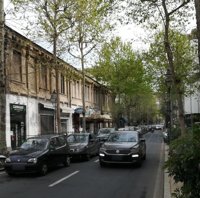 Sanremo: lunghe code in corso Garibaldi per i tamponi al Palafiori, ci sono anche i 'furbetti' da via Pallavicini (Foto) Sanremo: lunghe code in corso Garibaldi per i tamponi al Palafiori, ci sono anche i 'furbetti' da via Pallavicini (Foto)