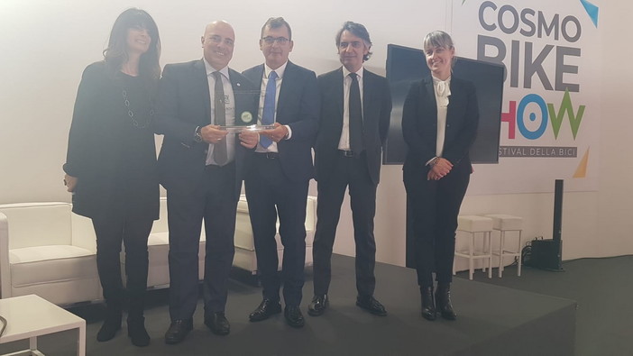 Nella foro: Ludovica Casellati (organizzazione Cosmo Bike), Gianni Berrino, Maurizio Danese (Presidente Fiera di Verona), Federico Sboarina (sindaco di Verona), Elisa De Berti (assessore alle infrastrutture e ai trasporti della Regione Veneto)