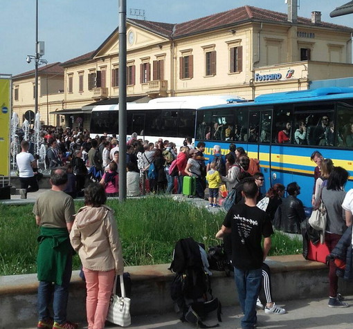 Ferrovia bloccata in Piemonte: i Consigli di Trenitalia ma vengono chiesti più pullman sostitutivi (Foto) Ferrovia bloccata in Piemonte: i Consigli di Trenitalia ma vengono chiesti più pullman sostitutivi (Foto)