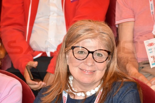 Taggia: bambini di una casa di accoglienza al caldo asfissiante per un pullman in ritardo, la protesta di Sara Tonegutti