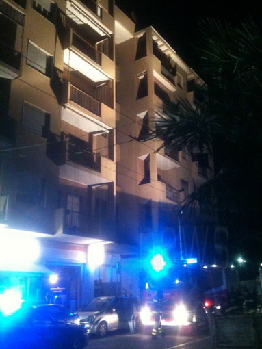 Vallecrosia: calcinacci cadono da un tetto di via Colonnello Aprosio, intervento dei Vigili del Fuoco. Nessun ferito