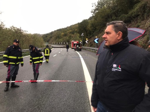Crollo del viadotto sulla A6: unità cinofile al lavoro per il sospetto di un’auto nel fango. Toti: “Al momento non ci sono evidenze, si spera sia solo una tragedia sfiorata” (Video)