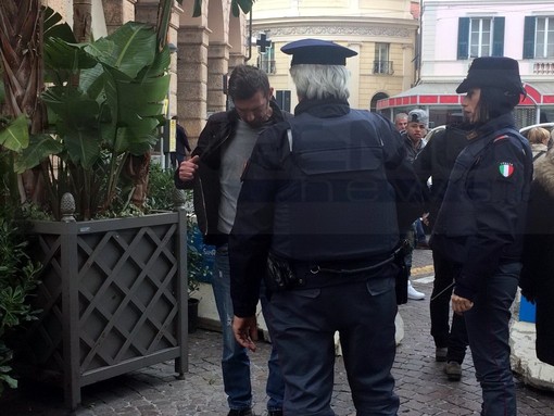 #Festival2017: in pieno svolgimento i servizi anti terrorismo, in via Matteotti metal detector e perquisizioni all'ingresso (Foto e Video) #Festival2017: in pieno svolgimento i servizi anti terrorismo, in via Matteotti metal detector e perquisizioni all'ingresso (Foto e Video)