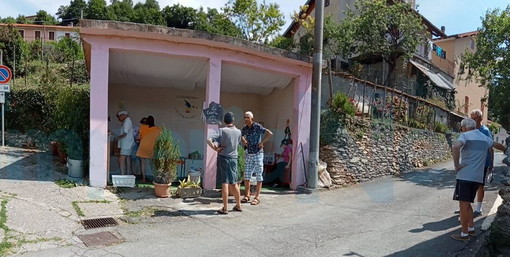 Pornassio: in frazione Ottano residenti e villeggianti hanno trasformato il vecchio lavatoio nella 'Casetta dei Libri' (Foto)