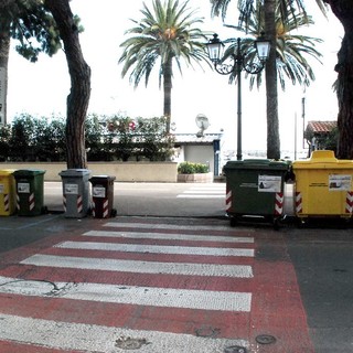 Sanremo: raccolta 'differenziata', bidoni abusivamente su un parcheggio e sulle strisce