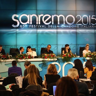 #Sanremo2015: non trova una risposta il mistero del Conti Bis, simpatico scambio di battute tra il presentatore ed il direttore Leone #Sanremo2015: non trova una risposta il mistero del Conti Bis, simpatico scambio di battute tra il presentatore ed il direttore Leone