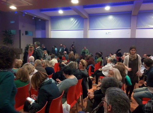 Diano Marina: sala Don Piana gremita e temi di altissimo livello, ieri sera grande partecipazione per la conferenza sui migranti